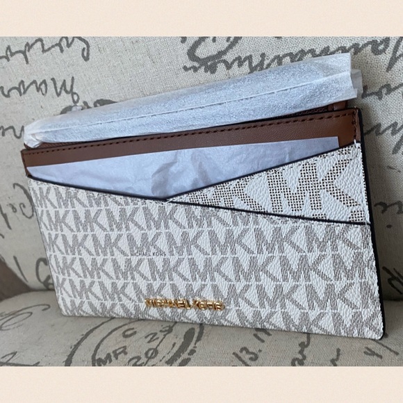 ⭐️MICHAEL KORS⭐️Authentic Vanilla & Acorn Wristlet NEW - Picture 3 of 8